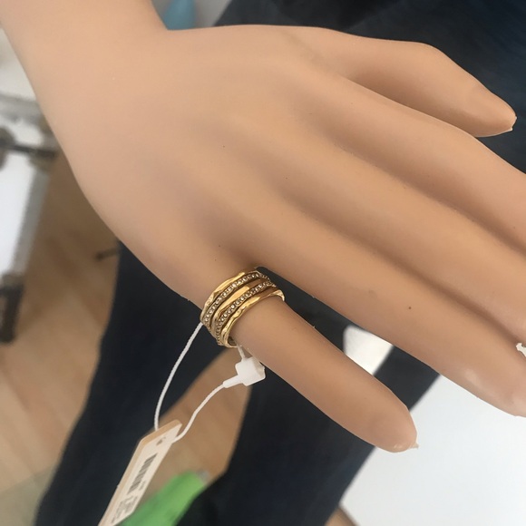 Set of 5 gold colored bands. Rings Size 6. NWT - Picture 2 of 4